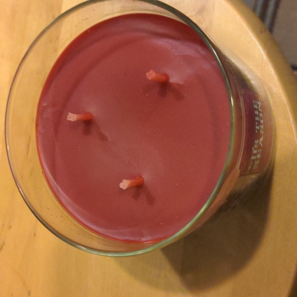 Bath and Body Works Candle - Picture 2 of 4